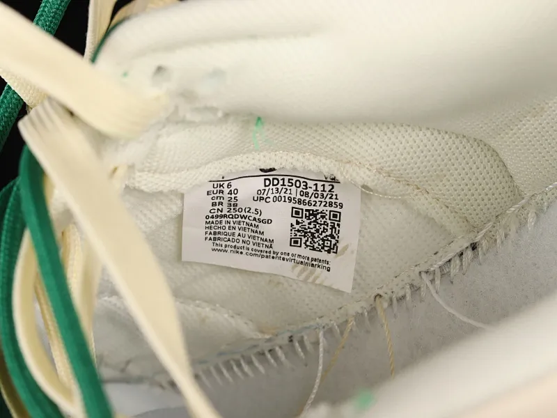 All Categories Nk SB Dunk Series Nk SB Dunk Low Low-top Sneakers Nk Dunk Low White and Green Distressed Tags Customized version of deconstructed strap casual sneakers DD1503-112